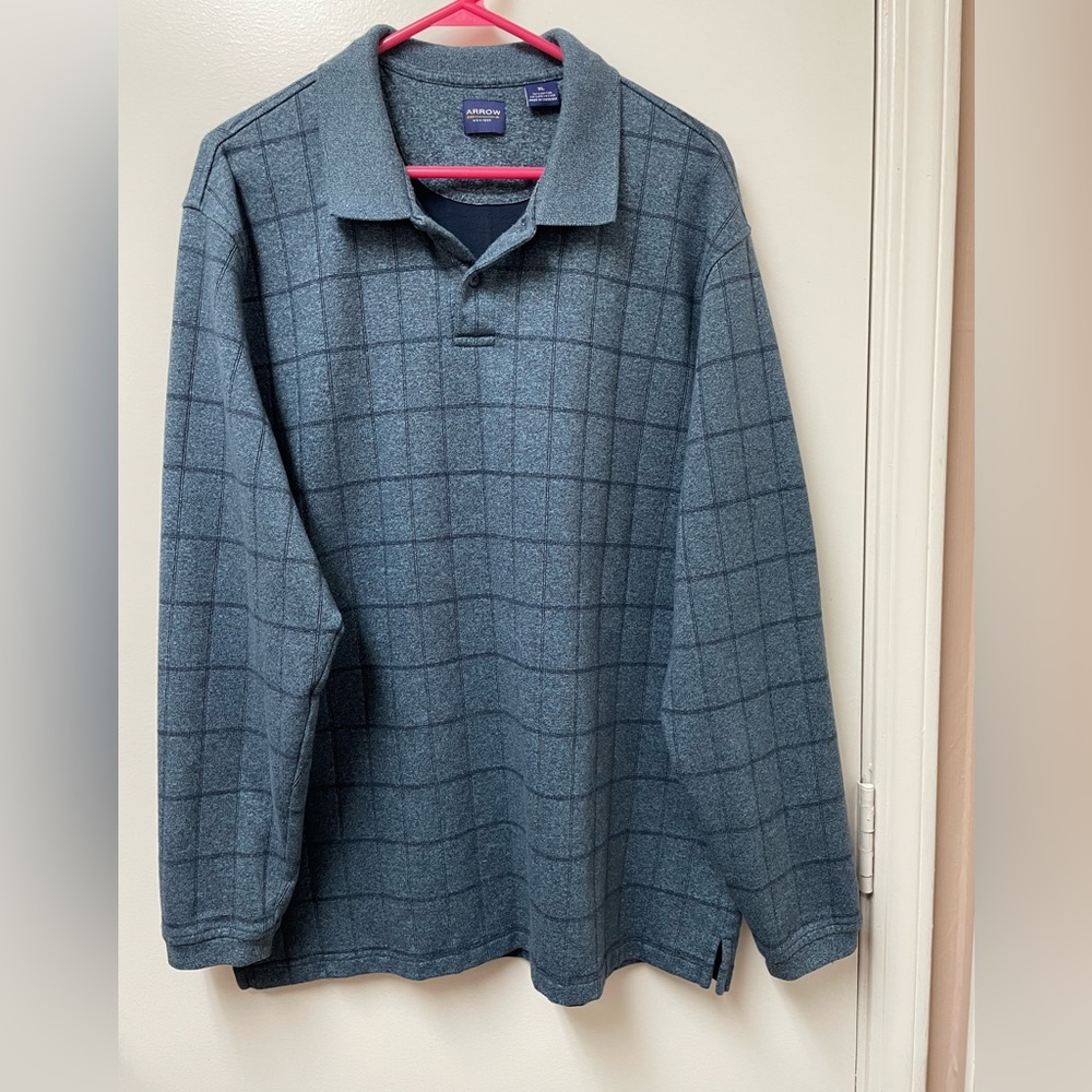 EUC Arrow men’s navy knit shirt with long sleeves